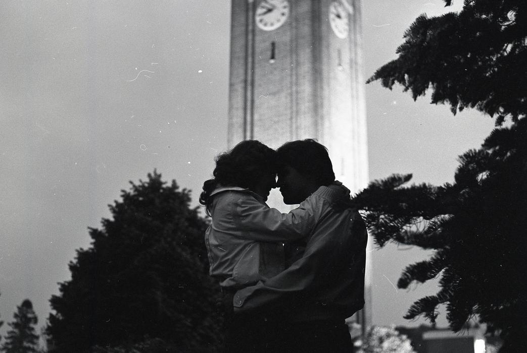 Two UNI students in love embracing in front of the Campanile