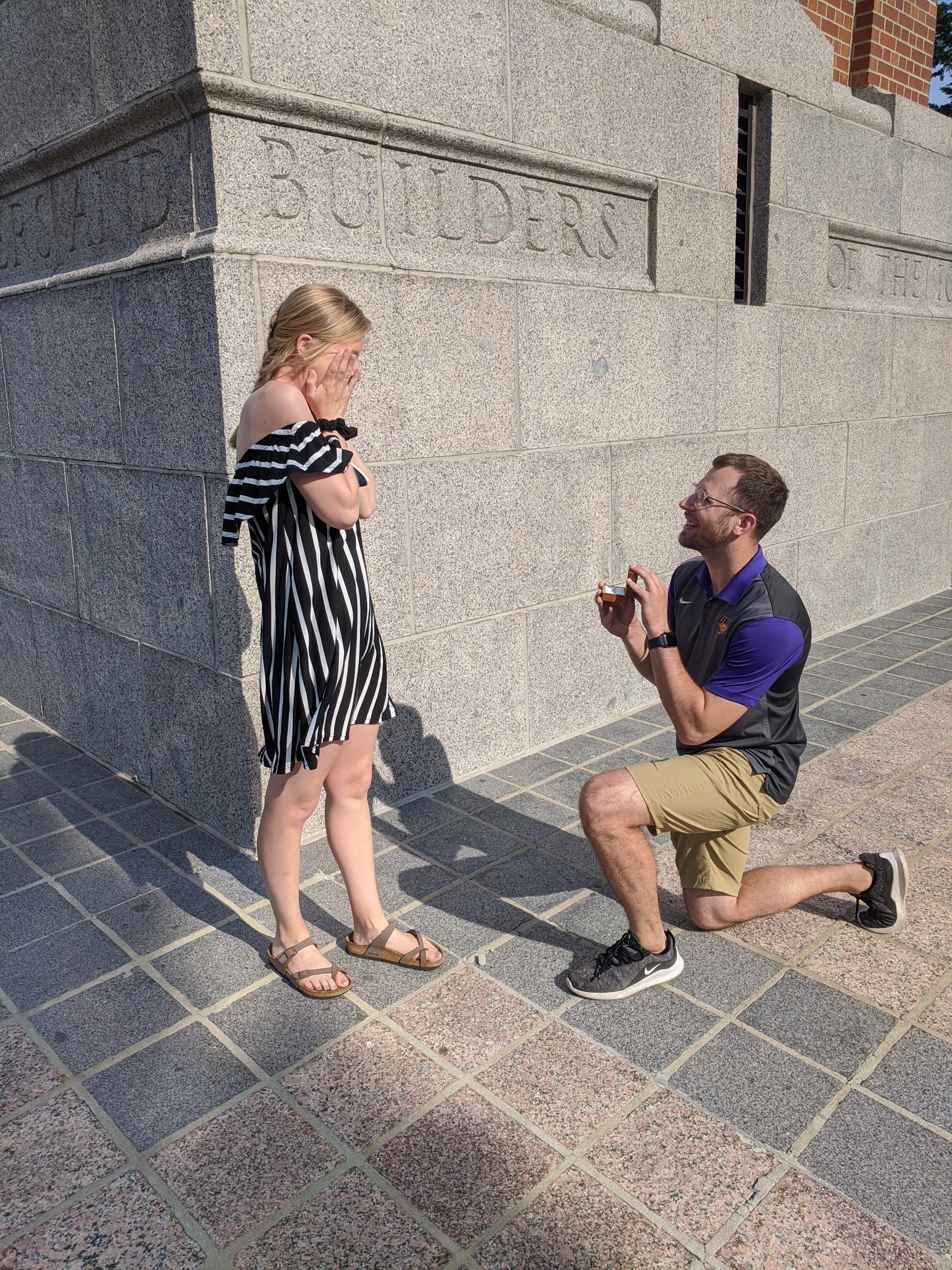 UNI student proposing to his wife in front of the Campanile